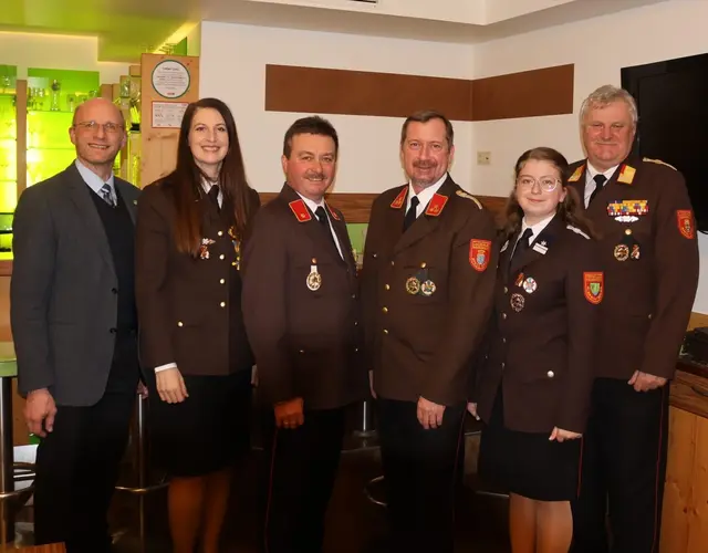 v.li.n.re.: Bgm. Andreas Groyß, V Sabrina Ederer, BI Karl Holzer, HBI Martin Bernleitner, VM Marlies Bernleitner, BR Johann Weber) | Foto: FF Albrechtsberg