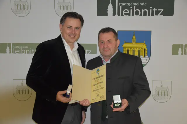 Vorstandsdirektor Andreas Draxler (Raiffeisenbank Leibnitz) mit Norbert Wiesner, der von der Stadtgemeinde Leibnitz das Goldene Ehrenzeichen verliehen bekam. | Foto: MeinBezirk/W. Fischer