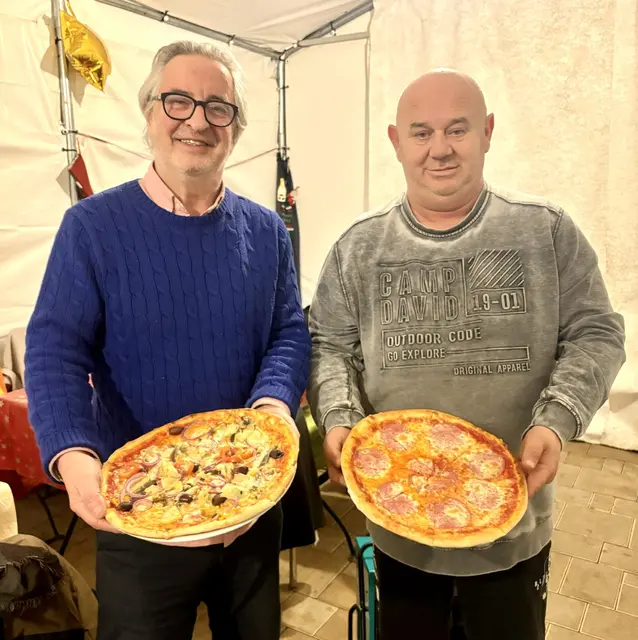Der Nickelsdorfer Autor Robert Sommer (im Bild links) ließ sich die Pizza gut schmecken.  | Foto: Eismacher