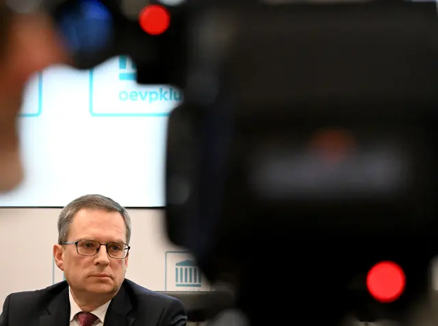 Die anhaltenden Diskussionen rund um Postenvergaben und eine aufgehobene Diversion schlagen sich bei ÖVP-Klubobmann August Wöginger im aktuellen APA-OGM-Vertrauensindex nieder.  | Foto: APA-Images / APA / BARBARA GINDL