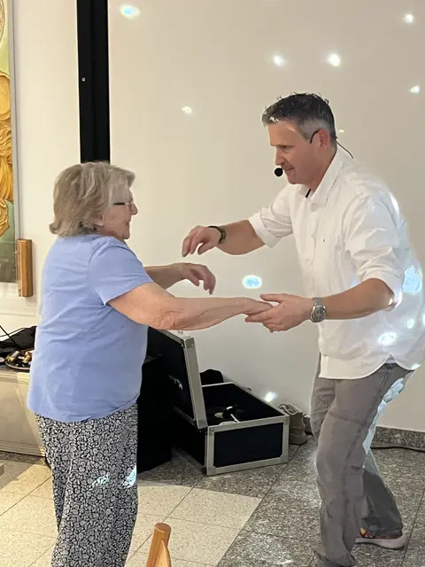 Mit viel Freude ins Neue Jahr: Maria Molitor wagt ein Tänzchen mit Moderator Christian Gerd Laudenbach. | Foto: PBZ Klosterneuburg