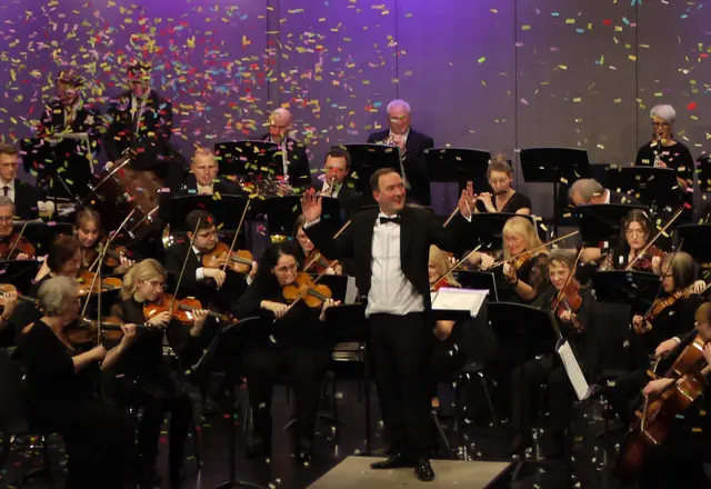 Zum ersten Mal vor dem Pult des Stadtorchesters stand Dirigent Peter Leipold. | Foto: MeinBezirk/Leonie Herrmann