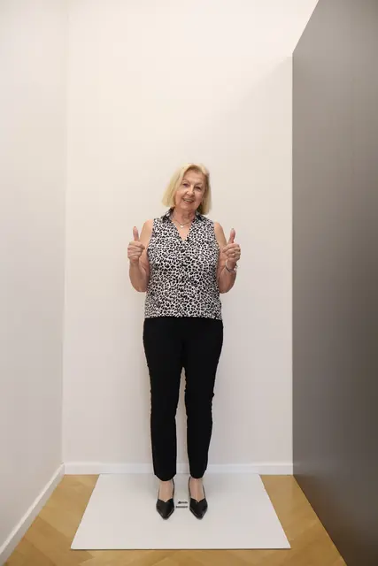 Heute strahlt Ingrid mit neuer Energie und Leichtigkeit – zwei Größen kleiner und rundum zufrieden.