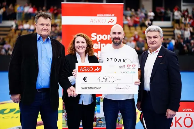 Hannes Derler (2. v. r.), sportlicher Leiter vom Handballclub Weiz, nahm die Auszeichnung entgegen.  | Foto: ÖHB/Agentur DIENER/Eva Manhartz