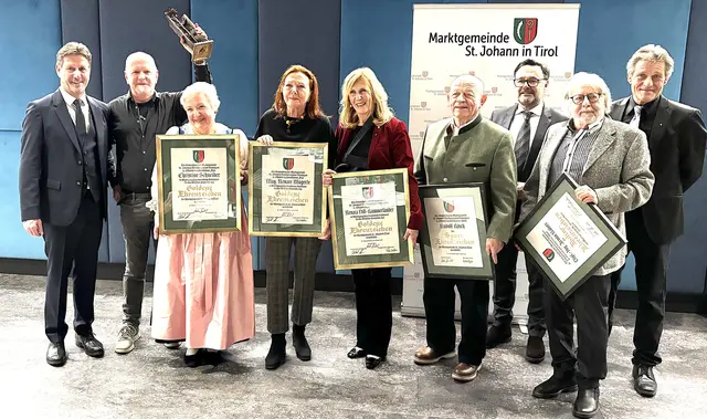 Alle sechs Geehrten mit Bürgermeister St. Seiwald (li.) und Vize-Bürgermeistern Almberger und Wallner (re. hi.). | Foto: Nikolaus Kogler