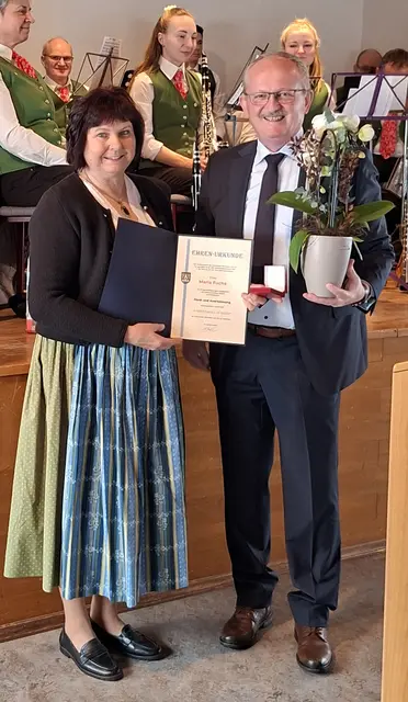 Bürgermeister Alois Stadler überreichte an Maria Fuchs die Ehrenurkunde. | Foto: Gemeinde Wernstein