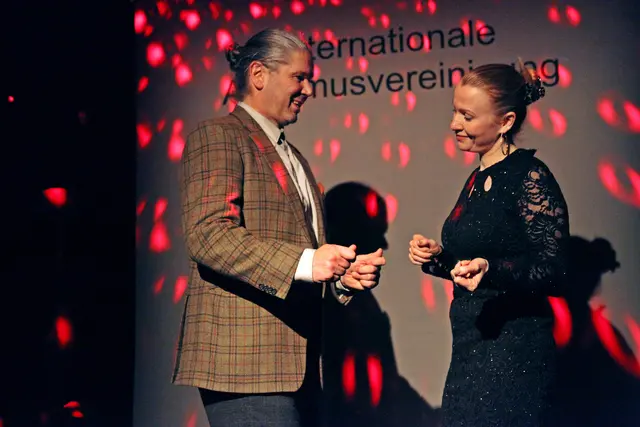Der Tanz als Herausforderung für Berührung und Moment des Vertrauens zwischen Ever und Senga. Martin Flür und Kathrin Obermoser im anspruchsvollen Spiel.