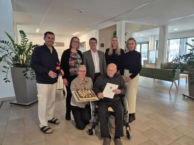 Patrick Farnberger, StR Genovefa Scheibenreiter, Bgm. Albert Pitterle, Schoder, StR Sandra Bauer; vorne sitzend: Pflegedirektorin Michaela Lienhart, Friedrich Pöcksteiner | Foto: Stadtgemeinde Hainfeld