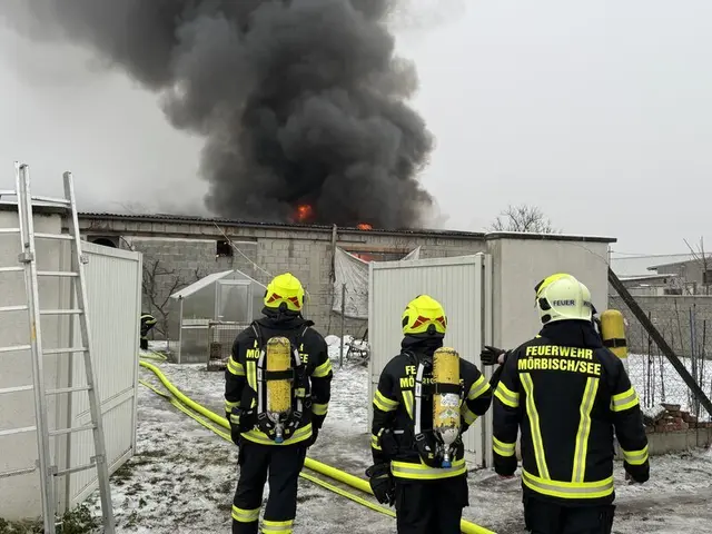 Nach mehr als drei Stunden konnte gegen 13.30 Uhr „Brand aus“ gegeben werden. Insgesamt standen zwölf Einsatzfahrzeuge mit rund 70 Feuerwehrmitgliedern im Einsatz. | Foto: Pressedienst BFKDO-EU