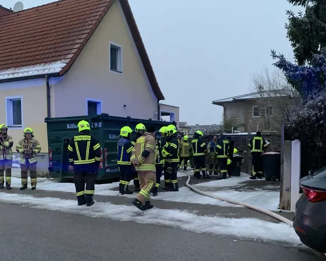 Feuerwehrleute am Einsatzort. | Foto: DOKU-NÖ