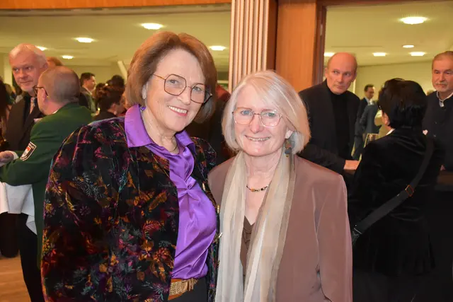 Zwei die sich verstehen: Vizebürgermeisterin Monika Karbasch mit Erika Kieslinger vom gleichnamigen Weingut. (v.l.) | Foto: MeinBezirk/W. Fischer