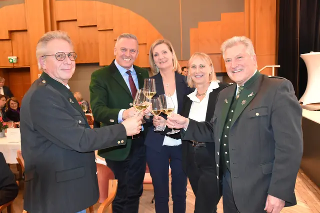 LH Mario Kunasek und die beiden Bezirkshauptfrauen Doris Bund (Deutschlandsberg) und Karin Wiesegger-Eck gratulierten Alfred Weiland (r.) und Harald Schwarz (l.) zu ihren Auszeichnungen. | Foto: MeinBezirk/W. Fischer