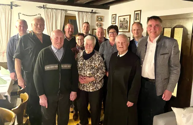 Gemeinderat Konrad Wagner, Gemeinderat Günther Hammerschmid, Gregor Übellacker, Franz Bogner, Leopold Hinterleitner, Christine Hinterleitner, Manuela Palmetshofer, Gemeinderat Florian Fuchsluger, Josef Wagner, Anna Wagner, P. Franz Hörmann und Bürgermeister Thomas Raidl (ÖVP). | Foto: Marktgemeinde Sonntagberg