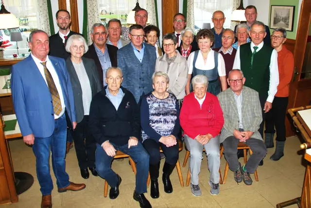 Jubelpaare – Bild v.l.: sitzend Franz und Anna Peterseil, Ingeborg und Josef Haslinger, 2. Reihe.: Vizebürgermeister Christian Marschalek, Gertrude und Karl Mikolasch, Helmut und Eva Aigner, Veronika und Johann Wagner, 3. Reihe.: Bauernbund Klaus-Peter Schdauer, NÖ Senionren Leopold Wimmer, Ludwig und Elfriede Aichberger, Bürgermeister Klaus Nagelhofer, Marianne und Leopold Aichberger, Alois und Brigitte Hagler, Gemeinderat Markus Reichart und Pensionistenverband Aloisis Huber. | Foto: Marktgemeinde Wallsee-Sindelburg