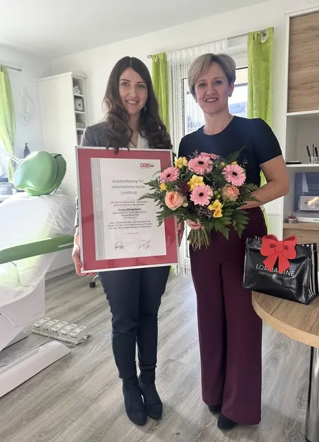 Sonja Mlinaritsch (r.) erhielt von der WKO eine Urkunde überreicht. | Foto: WKO Südsteiermark