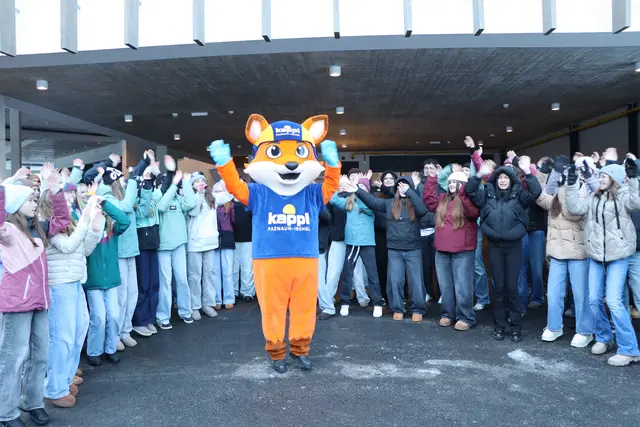 Schülerinnen und Schüler der MMS Paznaun und der MMS Imst performten den neuen "Sunny"-Song. | Foto: Thomas Seelos