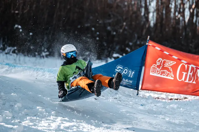 50 Starter nahmen an der Sacklrutsch-Weltmeisterschaft in Mühlgraben teil.  | Foto: Simon Knaus