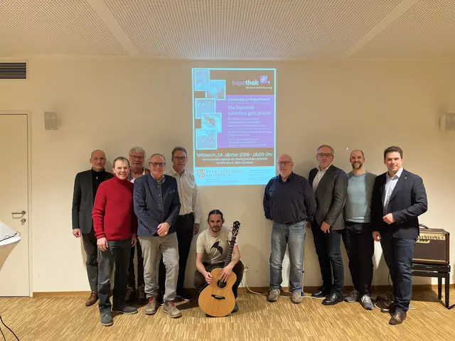 Über den erfolgreichen Start der Topothek Lilienfeld freuen sich Alexander Schatek (Geschäftsführer Topothek Österreich), Manfred Aichberger (NÖ LPD-Stellvertreter), die Topothekare Andreas Pußwald, Kulturstadtrat Erwin Martinetz, Harald Breitler, Hannes Weißenböck, Vizebürgermeister Christian Buxhofer, Museumsleiter Martin Krickl und Bürgermeister Manuel Aichberger, ebenso wie Stadtrat Thomas Gravogl an der Gitarre. | Foto: Aichberger Manuel 