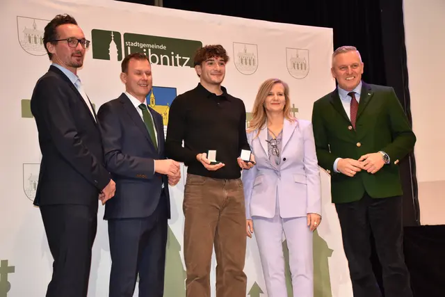 Enzo Diessl durfte sich über die Auszeichnung mit der Philharmonika Münze freuen. | Foto: MeinBezirk/W. Fischer