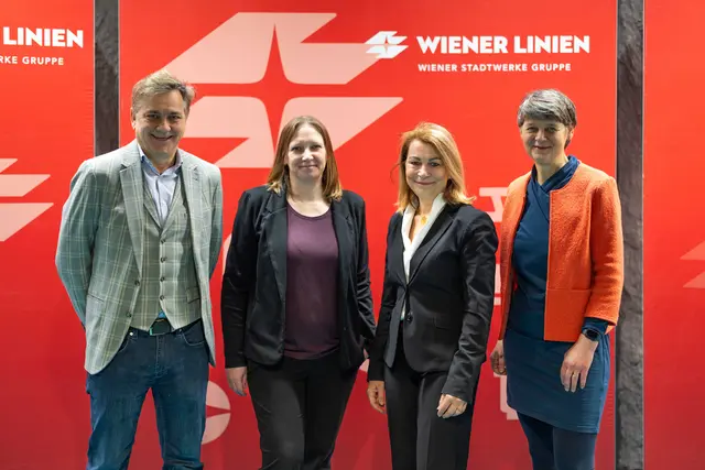 (v.l.n.r.): Oliver Roider vom Institut für Verkehrswesen an der Universität für Bodenkultur (BOKU), Nina Abrahamczik (SPÖ), Vorsitzende des Gemeinderatsausschusses für Klima, Umwelt, Demokratie und Personal, Wiener-Linien-Geschäftsführerin Alexandra Reinagl, Währing Bezirksvorsteherin Silvia Nossek (Grüne).  | Foto: Wiener Linien/Simon Wöhrer