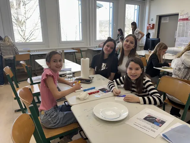 Beim Mentoringprojekt unter der Leitung von Chemielehrerin Heidrun Klimbacher begeisterten die Schülerinnen und Schüler die jüngeren Kinder aus der Volksschule. | Foto: MeinBezirk.at/Astrid Siebert
