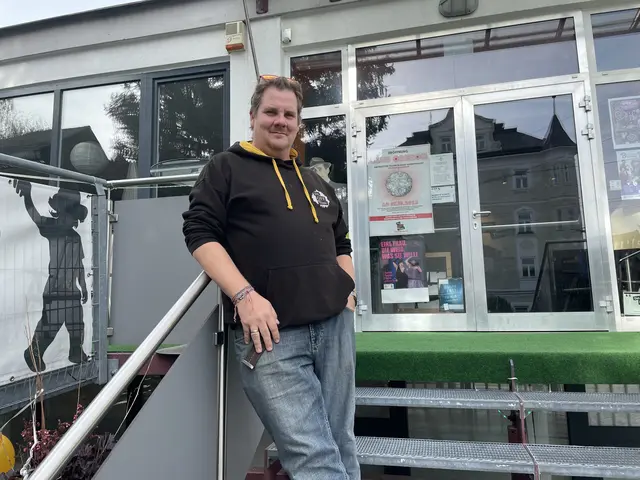 Alex Linse ist Gründungsmitglied und leitet das Off-Theater im Stadtteil Gnigl | Foto: Lisa Gold