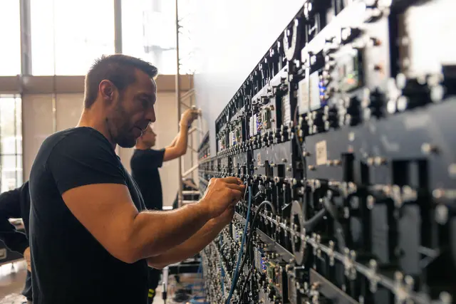 Techniker Thomas Gutsche bei der Montage der 40 Quadratmeter großen LED-Fläche. | Foto: Lanner Media