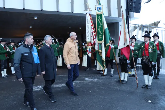 Aufsichtsrat, Bürgermeister und Landeshauptmann beim Abschreiten der Formationen. | Foto: Thomas Seelos
