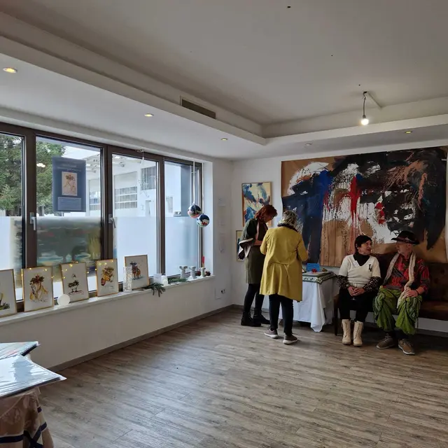 Besucher und Künstler bei dem großartigen Werk von Gerry Wörgartner. | Foto: Team Art 04