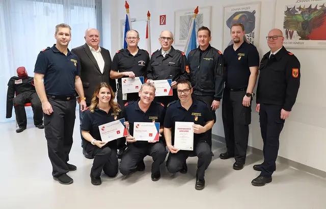 Kommandant OBI Manfred Gogl, Kaufmännischer Direktor Dipl. KH-BW Andreas Mikl (2.v.l.), Viola Hirschbeck, MSc, Stefan Kerbl, DGKP Markus Seidl, Walter Dürnecker, ärztlicher Direktor Dr. Herbert Huscsava, Kdt. Stv. Bernhard Agl, Verwalter Markus Muck, Unterabschnittskommandant HBI DI Dr. Johannes Ofner (1.v.r.) im Rahmen der Jahreshauptversammlung der Betriebsfeuerwehr. | Foto: Universitätsklinikum Tulln-Klosterneuburg