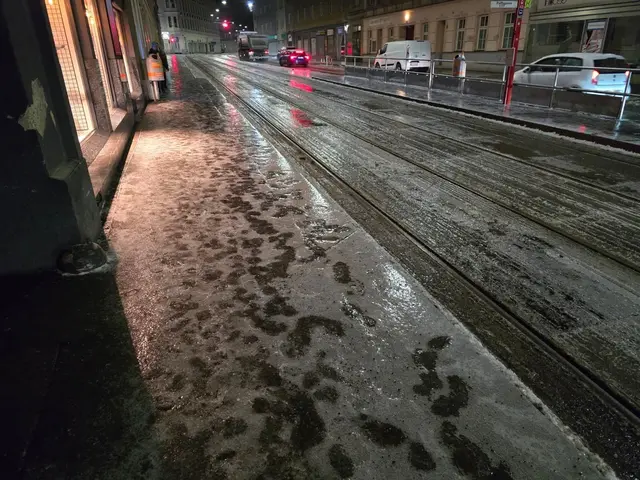 Glatteis in der Jörgerstraße bei einer Station der 43er-Linie am frühen Morgen. | Foto: Ipirotis/MeinBezirk