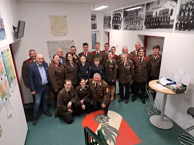 3. Reihe: Martin Bayer, Robert Dublanski, Markus Kellner, Marcus Klapka, Benny Kuhn, Maximilian Amort, Dominik Schuhmacher, Herbert Sappert, Georg Patrias, Florian Koller
2. Reihe: Bürgermeister Gerald Höchtel, Simone Widmann, Isabella Wallner, Sophie Nestelberger, Valentin Bauer-Liebl, Michaela Kohler, Rudolf Hüttinger, Benjamin Banjas
1. Reihe: Sascha Sulzer, Vanessa Kohler, Karl Sulzer | Foto: FF Dietersdorf