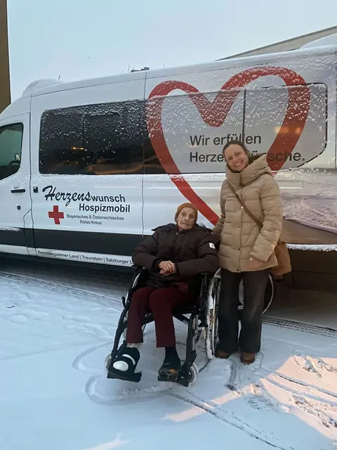 Palliativ-Patientin Margarete besuchte mit ihrer Tochter Sonja (rechts) noch einmal ihren Bruder Alfred in Villach. | Foto: Rotes Kreuz Salzburg