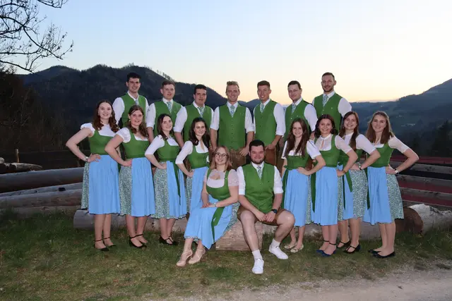 Mit der ersten Probe starten die Vorbereitungen der Landjugend Graz-Umgebung für die Eröffnung des 75. Bauernbundballs. Die eigens entworfene Balltracht ist dafür bereits fertig - offiziell präsentiert wird sie jedoch erst beim großen Auftritt.  | Foto: Landjugend Steiermark