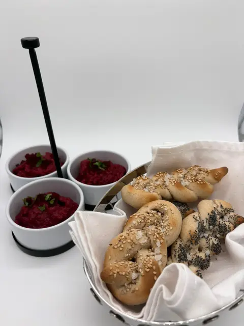 Roggensauersteigweckerl und Roter Rübenaufstrich | Foto: Hannah Mayer