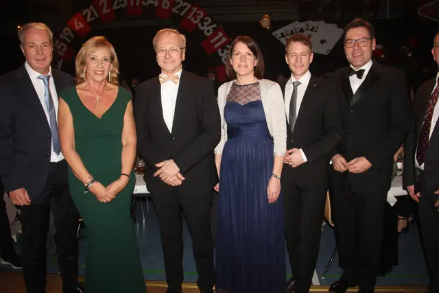 Direktor Zillinger mit Ehrengästen beim Gym-Ball. | Foto: Raimund Mold