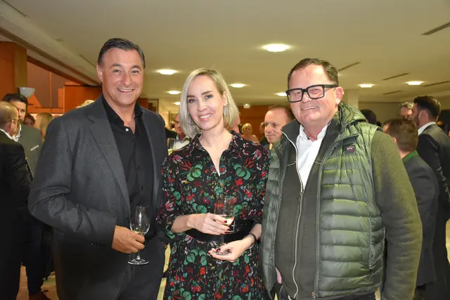 Da strahlen die Herren: Walter Schiefer (li) und Bürgermeister a. D. Kurt Stessl mit ZIB Lady Nadja Bernhard. | Foto: MeinBezirk/W. Fischer