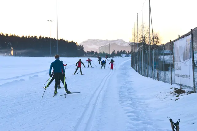 Die Loipe in Angerberg wird durch eine Kunstschneeversorgung präpariert. Die dazugehörige Anlieferung sorgte bei einigen Bürgern für Unmut.  | Foto: Barbara Fluckinger