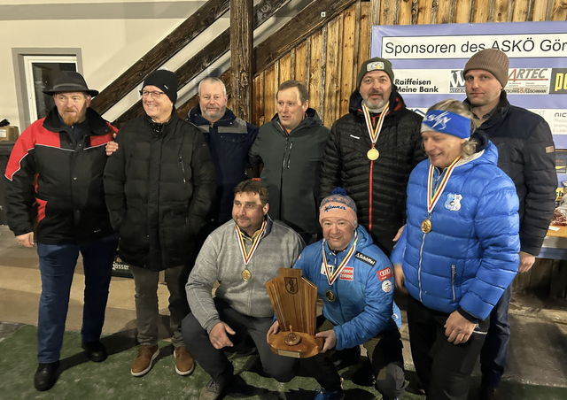 Der Wanderpokal und der erste Platz gehen an die Feuerwehr Siebenbrünn – Riegersdorf. | Foto: Bezirksfeuerwehrkommando Villach-Land