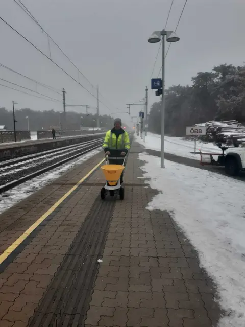 Auch die Bahnsteige werden Dank der nkwb-Mitarbeiter schnee- und eisfrei. | Foto: nkwb