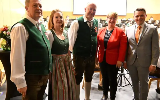 Obmann Gerald Theussl, Obfrau Daniela Theißl, Kapellmeister Kurt Mörth, Bürgermeisterin Maria Skazel und Bezirksjugendreferent Mathias Koch (v.l.) | Foto: M. Fauth