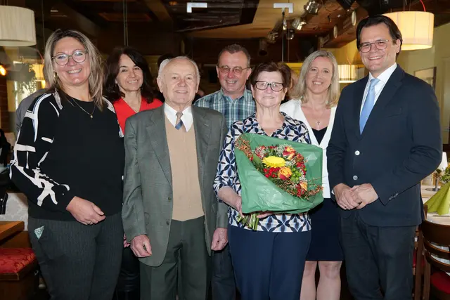 Bürgermeister Bernhard Heinl (1.v.r.), GR Sylvia Aichinger (1.v.l.), Maria Winter (3.v.r.) mit ihrem Ehemann Franz und ihren Kindern Maria, Franz und Birgit (hinten) | Foto: Marktgemeinde Michelhausen