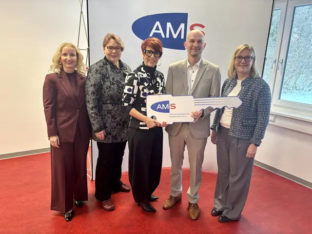 Schlüsselübergabe im AMS-Team: Stellvertretende AMS NÖ-Landesgeschäftsführerin Karmen Frena, Bürgermeisterin Karin Baier (SPÖ), Eva Wienerroither, Michael Schöpf und AMS NÖ-Landesgeschäftsführerin Sandra Kern | Foto: MeinBezirk/Birgit Bachhofner