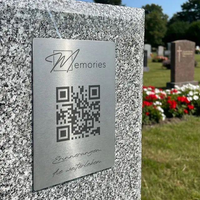 Die Gravur erfolgt per Laser, jede Plakette wird individuell gefertigt. | Foto: Memories