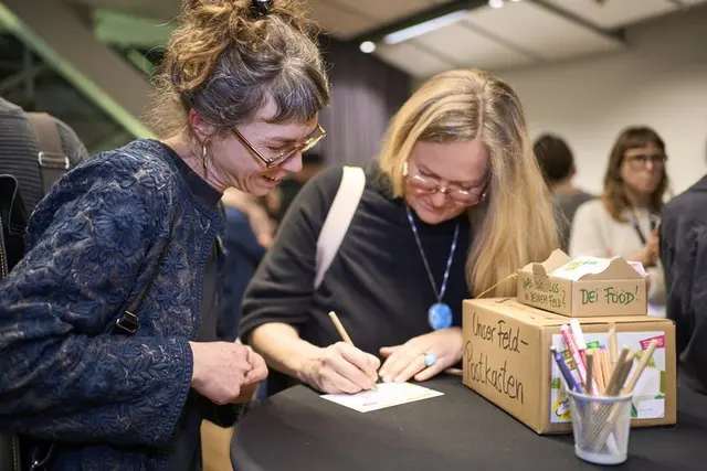 In mehreren Gemeinden im Bezirk Grieskirchen sind Postkästchen aufgestellt, in denen man seine eigenen Gedanken rund um das Thema Bauernkrieg per Postkarte einbringen kann.  | Foto: Roland Bindreiter