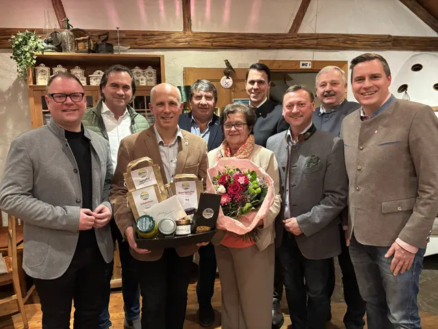Ein paar der geladenen Gäste: Bürgermeister von Kirchberg am Wagram Franz Aigner, Bürgermeister a.  D. Christian Bauer, das Geburtstagskind und Bürgermeister von Fels am Wagram Hannes Zimmermann, Bürgermeister Königsbrunn am Wagram Franz Stöger, noch ein Geburtstagskind und geschäftsführende Gemeinderätin Herta Holzinger, BH-Stellvertreter Thomas Markov, Nationalratsabgeordneter Johann Höfinger, Bürgermeister Großriedenthal Franz Schneider und Landtagsabgeordneter und Bürgermeister von Klosterneuburg Christoph Kaufmann. | Foto: Victoria Edlinger