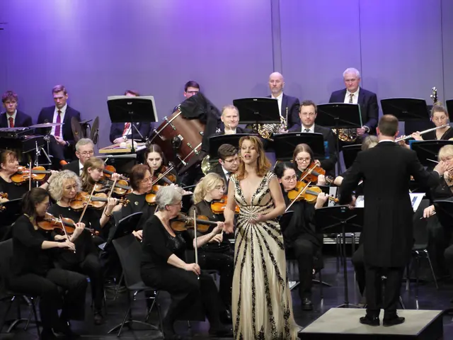 Solistin Dorit Machatsch begleitete das Orchester drei Stücke mit ihrer Stimme.  | Foto: MeinBezirk/Leonie Herrmann