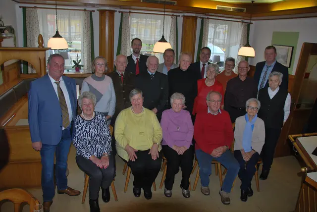 Jubilare v.l.: sitzend Anna Erika Baumgartner, Margarete Wojtko, Anna Bachleitner, Ernst Grünling, Anna Krupholz, 2. Reihe.: Vizebürgermeister Christian Marschalek, Ingeborg Sekyra, Josef Lampersberger, Leopold Lampersberger, Franz Pöchhacker, Friederike Feischl, Helmut Wöss, Erika Bachleitner, 3. Reihe.: Bauerbund Klaus-Peter Schadauer, Seniorenbund Leopold Wimmer, Bürgermeister Klaus Nagelhofer, Pensionistenverband Alosia Huber und Gemeinderat Markus Reichart. | Foto: Marktgemeinde Wallsee-Sindelburg