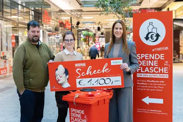Spendenübergabe im Murpark: Christoph Gölles und Sonja Pichler vom Verein "Special People" mit Center-Managerin Carina Weyringer.  | Foto: Murpark
