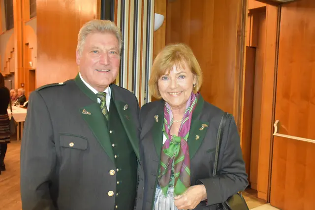 Alfred Weiland mit Partnerin freute sich sehr über die honorige Auszeichnung.  | Foto: MeinBezirk/W. Fischer